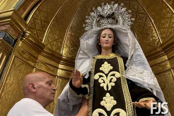 La Virgen del Carmen vuelve a presidir el altar mayor de la iglesia de San Gregorio/Francisco Javier Santana.